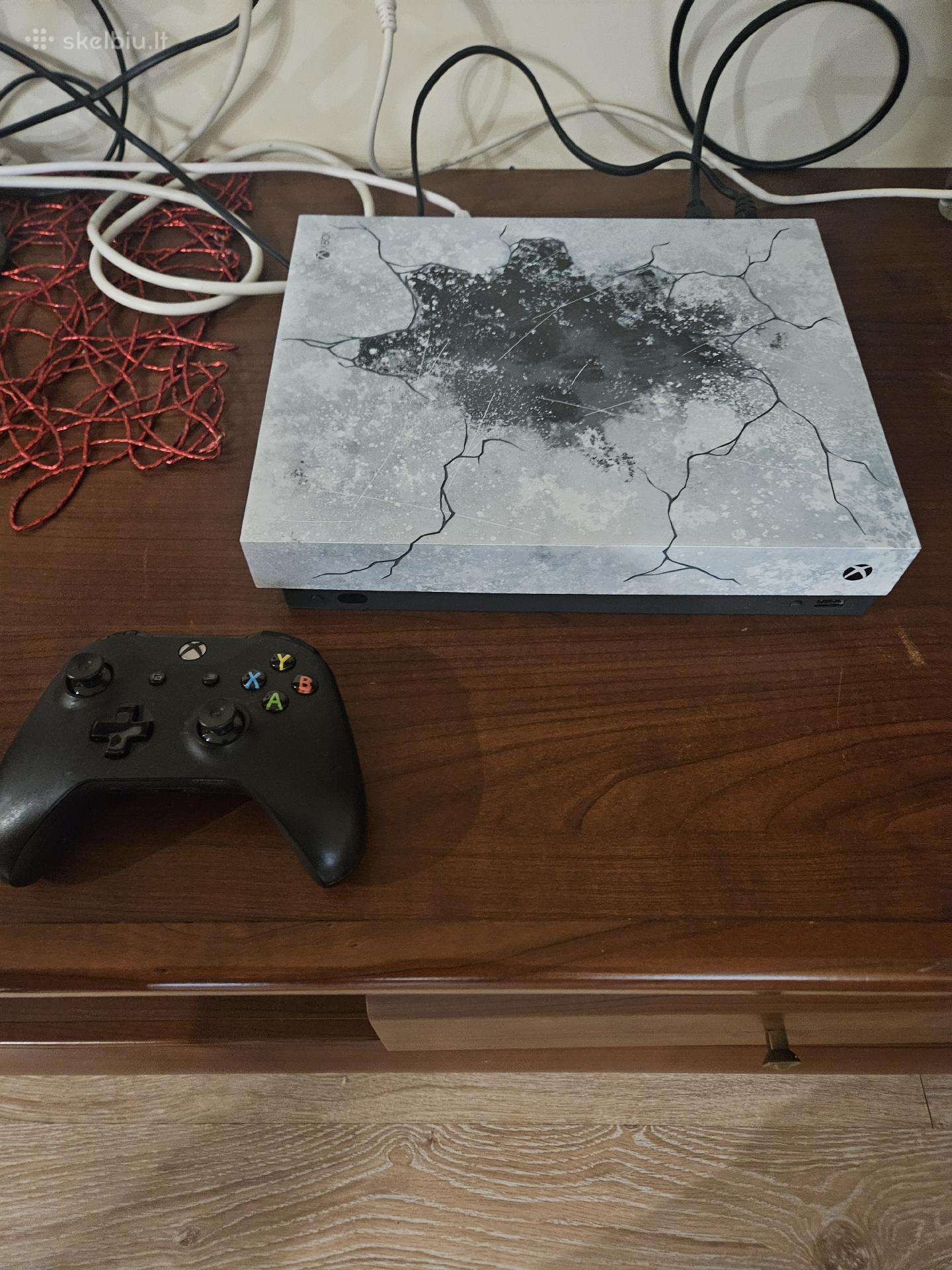 Xbox one x 1tb Gears 5 ed. + 1 pultelis