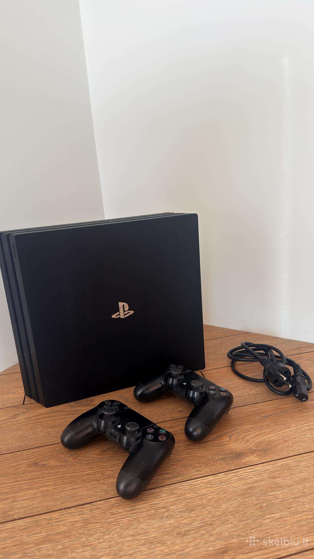 Playstation 4 Pro 1tb su 2 pulteliais
