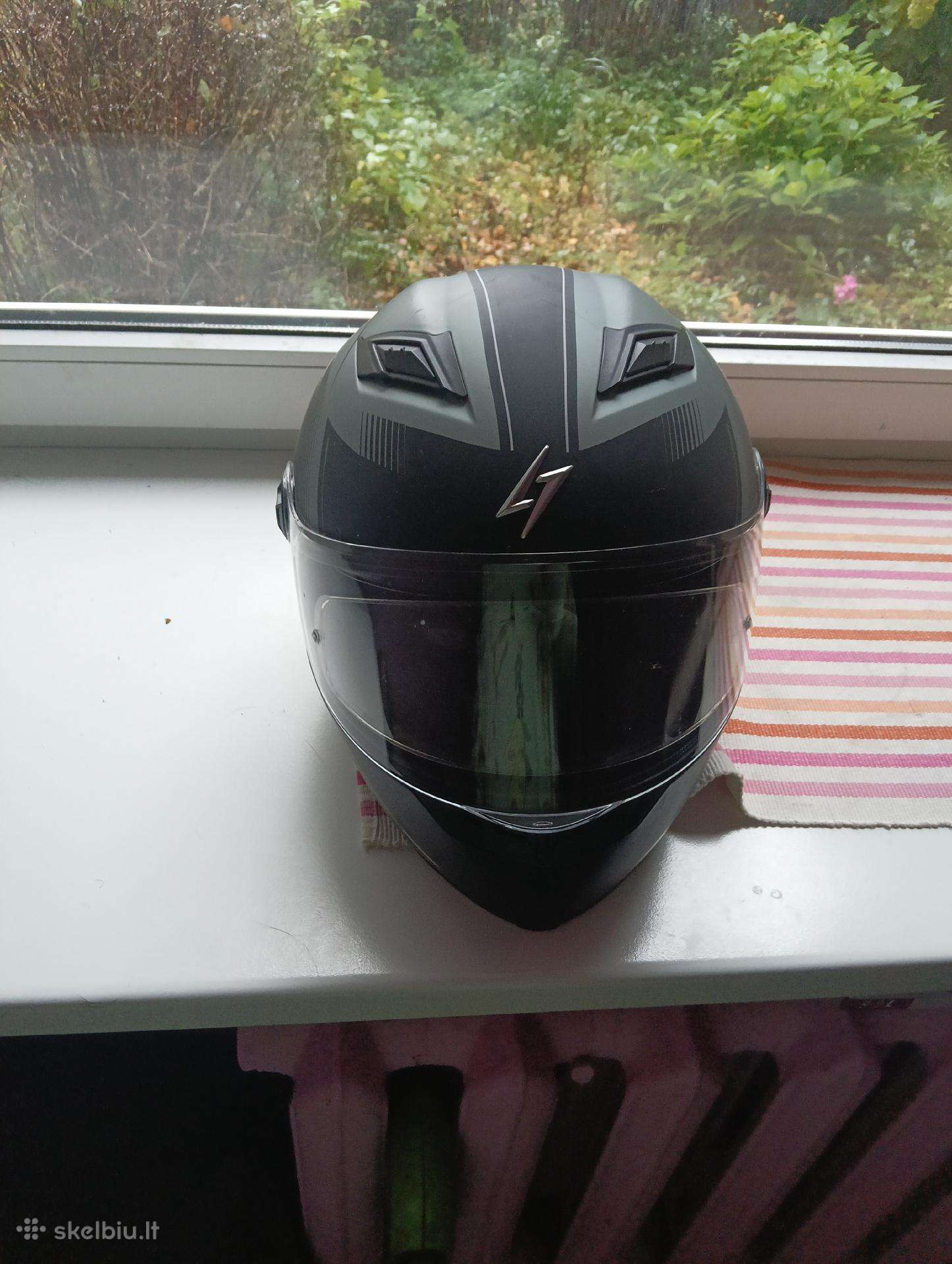 Moto šalmas su pasikalbėjimo iranga
