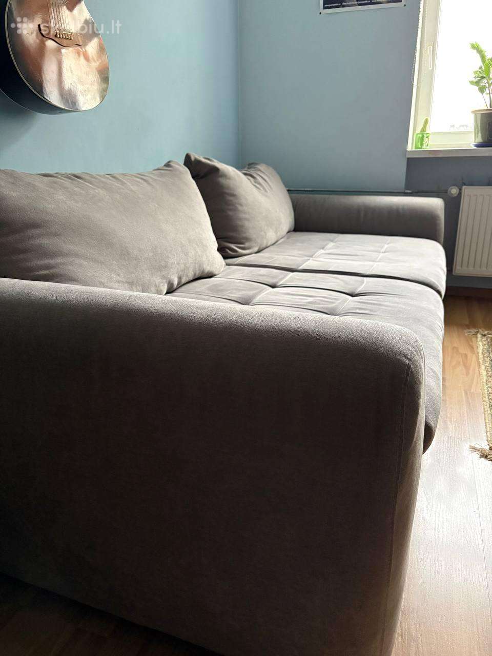 Pilka sofa