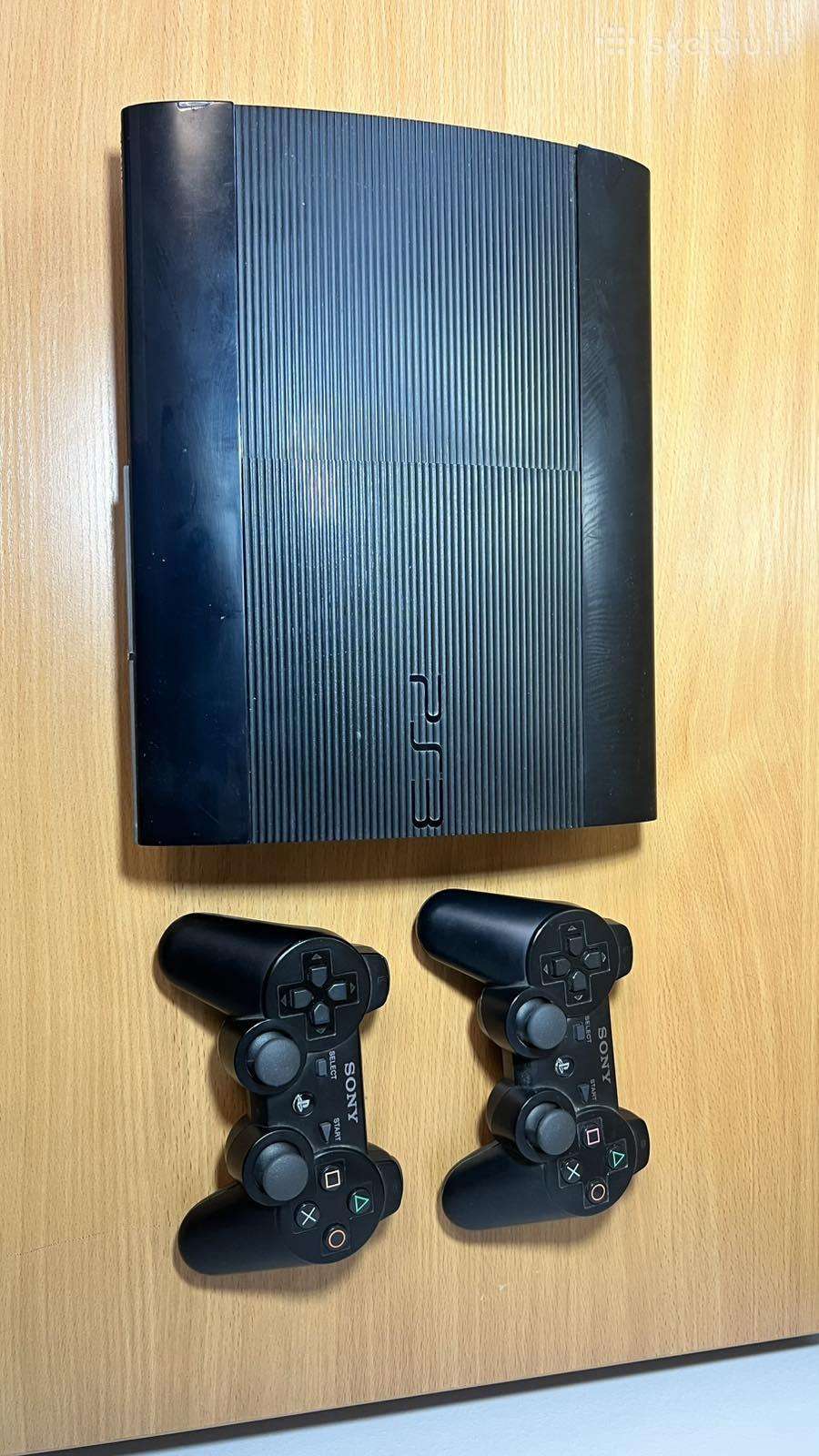 PS3 super slim atristas + 2 pulteliai