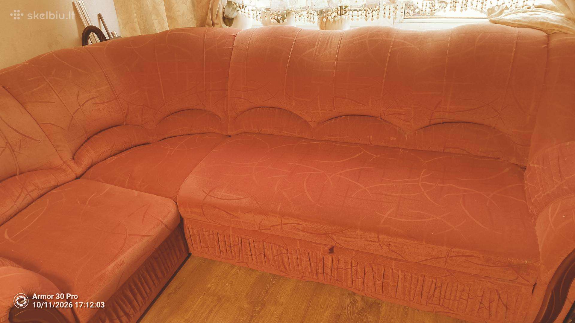 Raudona kampine sofa