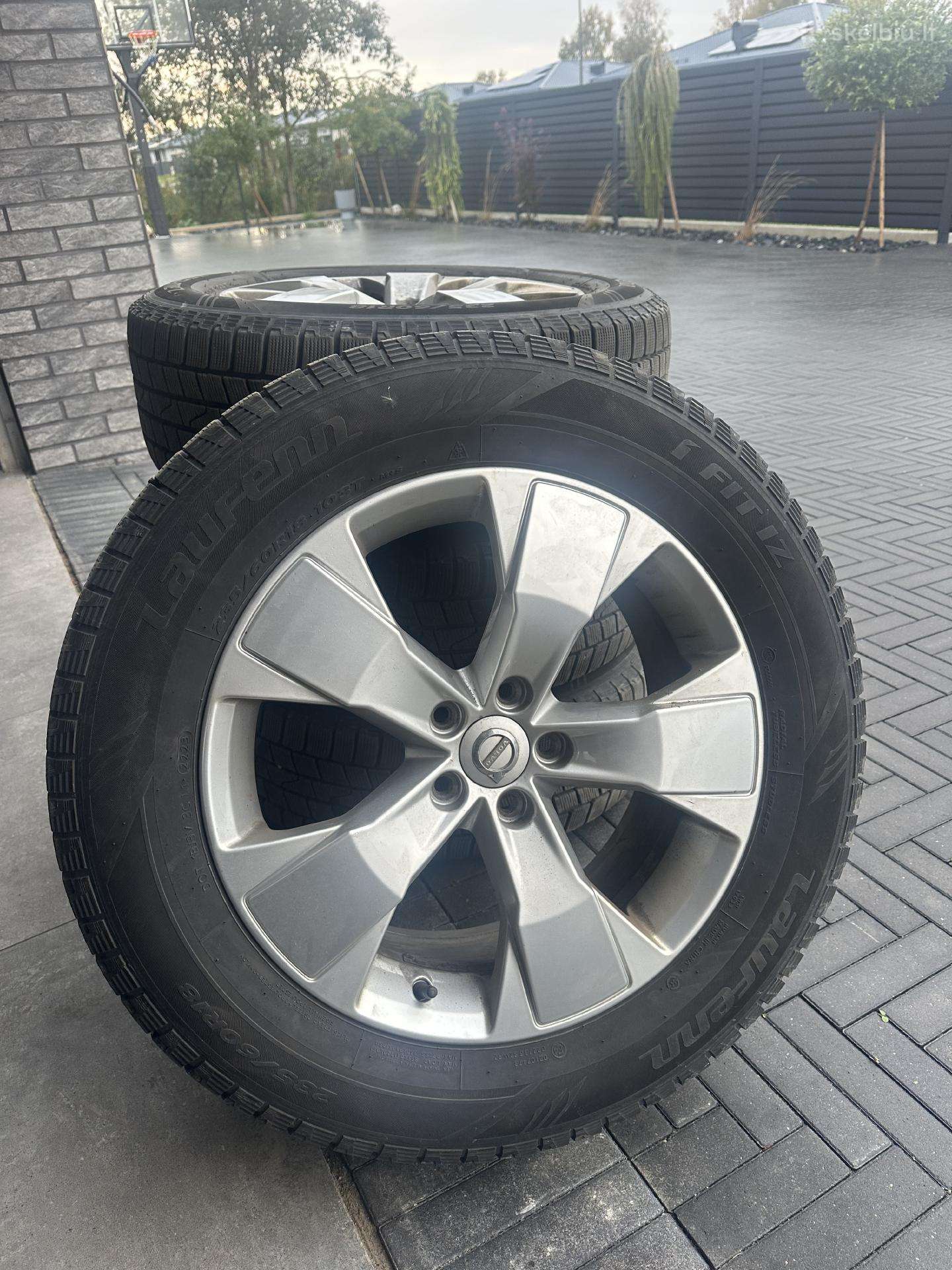 Volvo XC 60 ratlankiai su žieminemis padangomis.