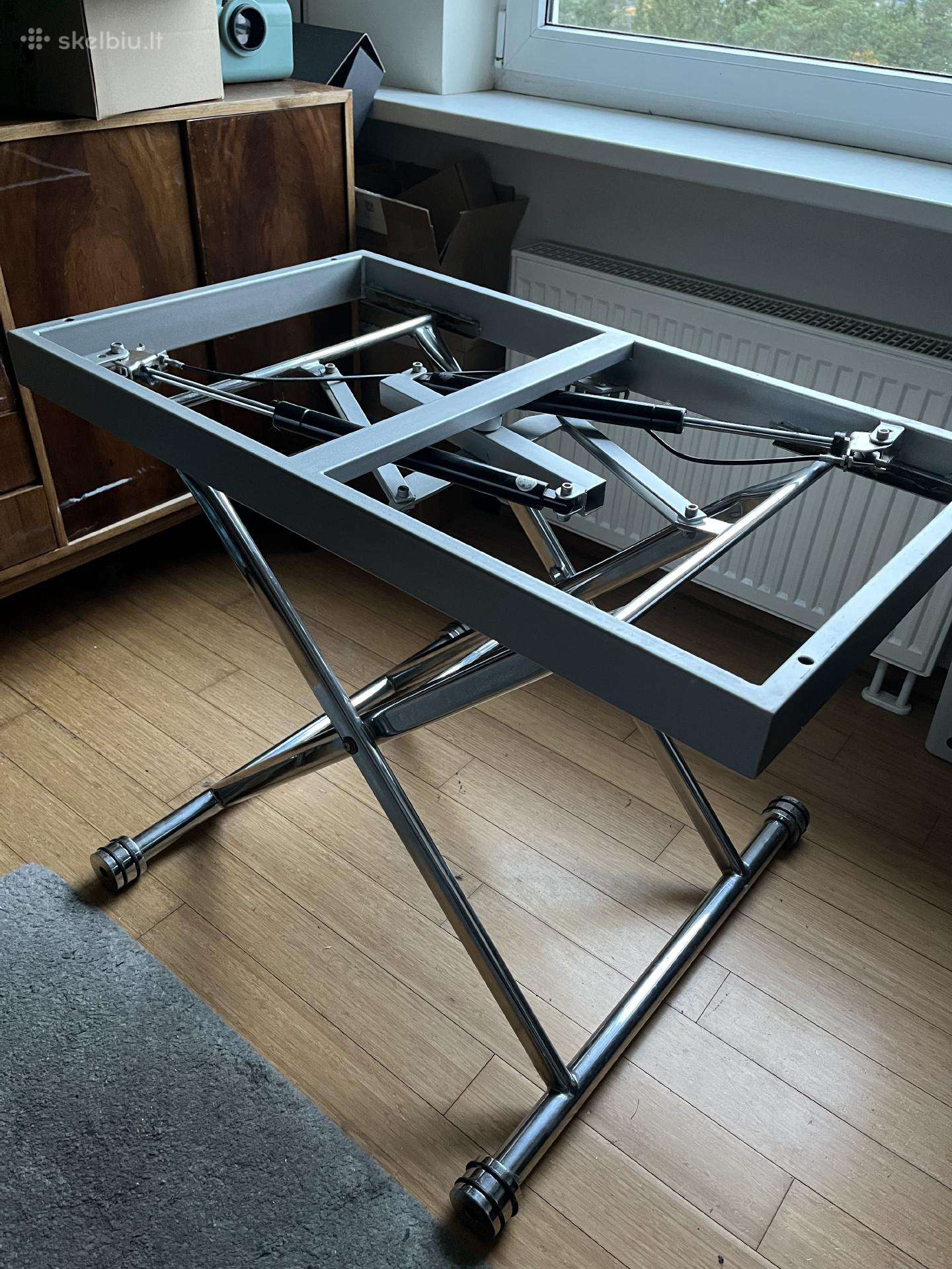 Metalinis kilnojamo stalo mechanizmas