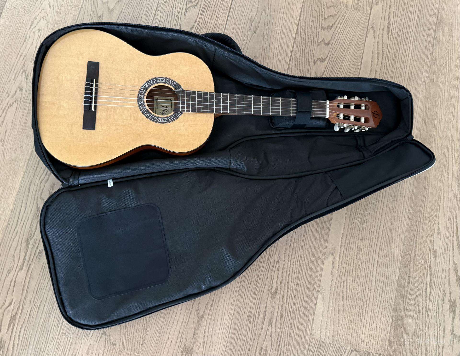 Labai mažai naudota 3/4 gitara vaikui su dėklu