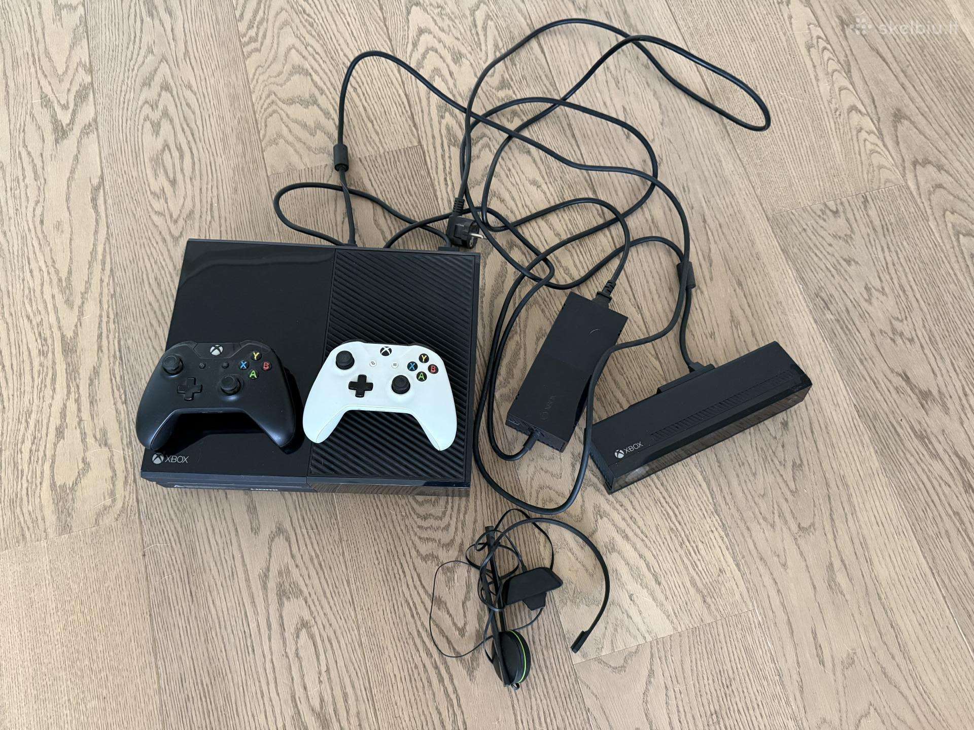 Xbox One konsolė, kamera, 2 pultais, ausinės