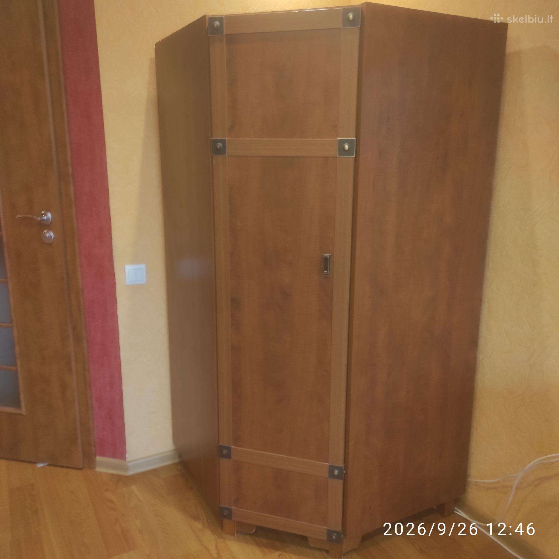Parduodama kampinė spinta 90 x 90 cm