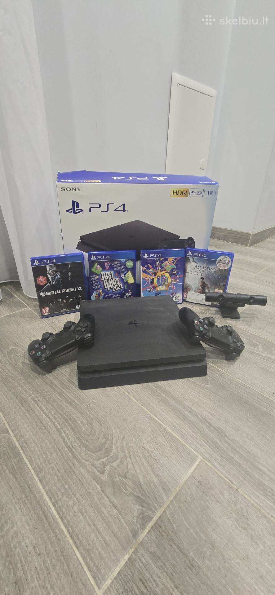 Playstation 4 Slim 1tb + 2 pultai + kamera