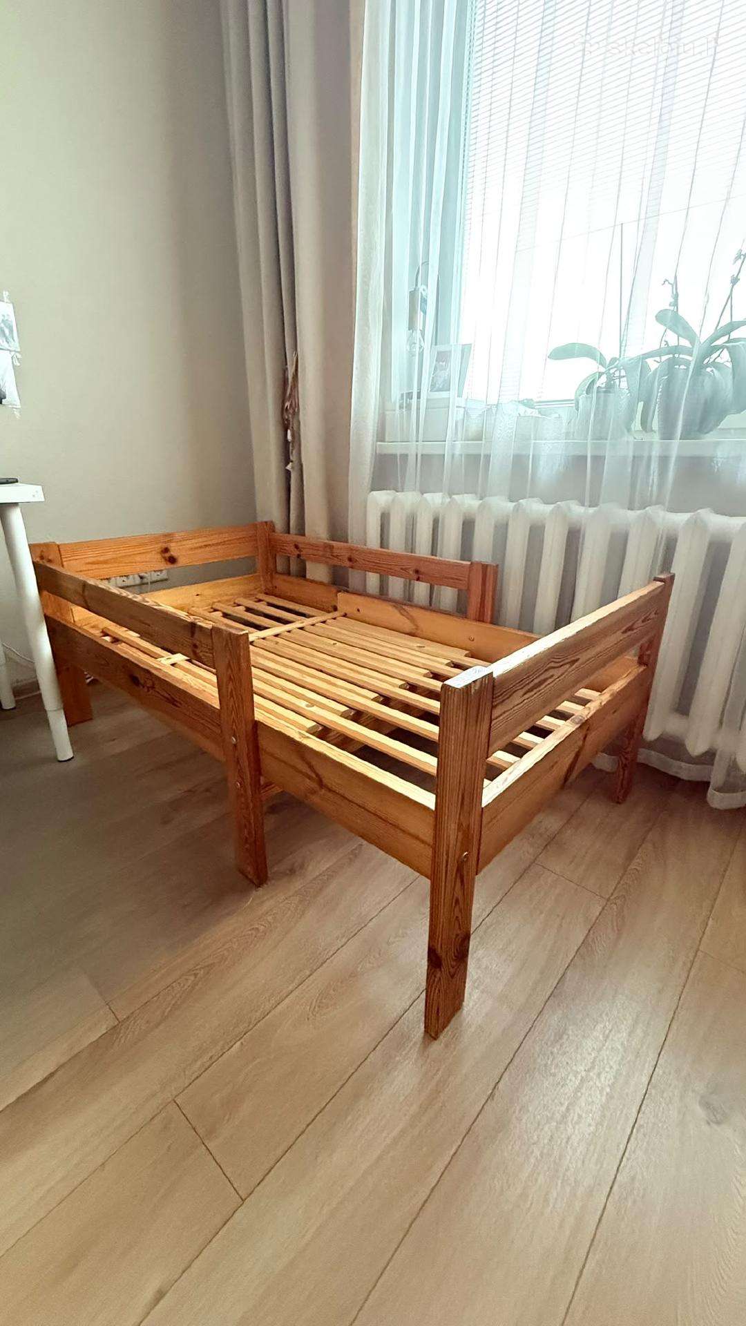 Auganti su vaiku lova