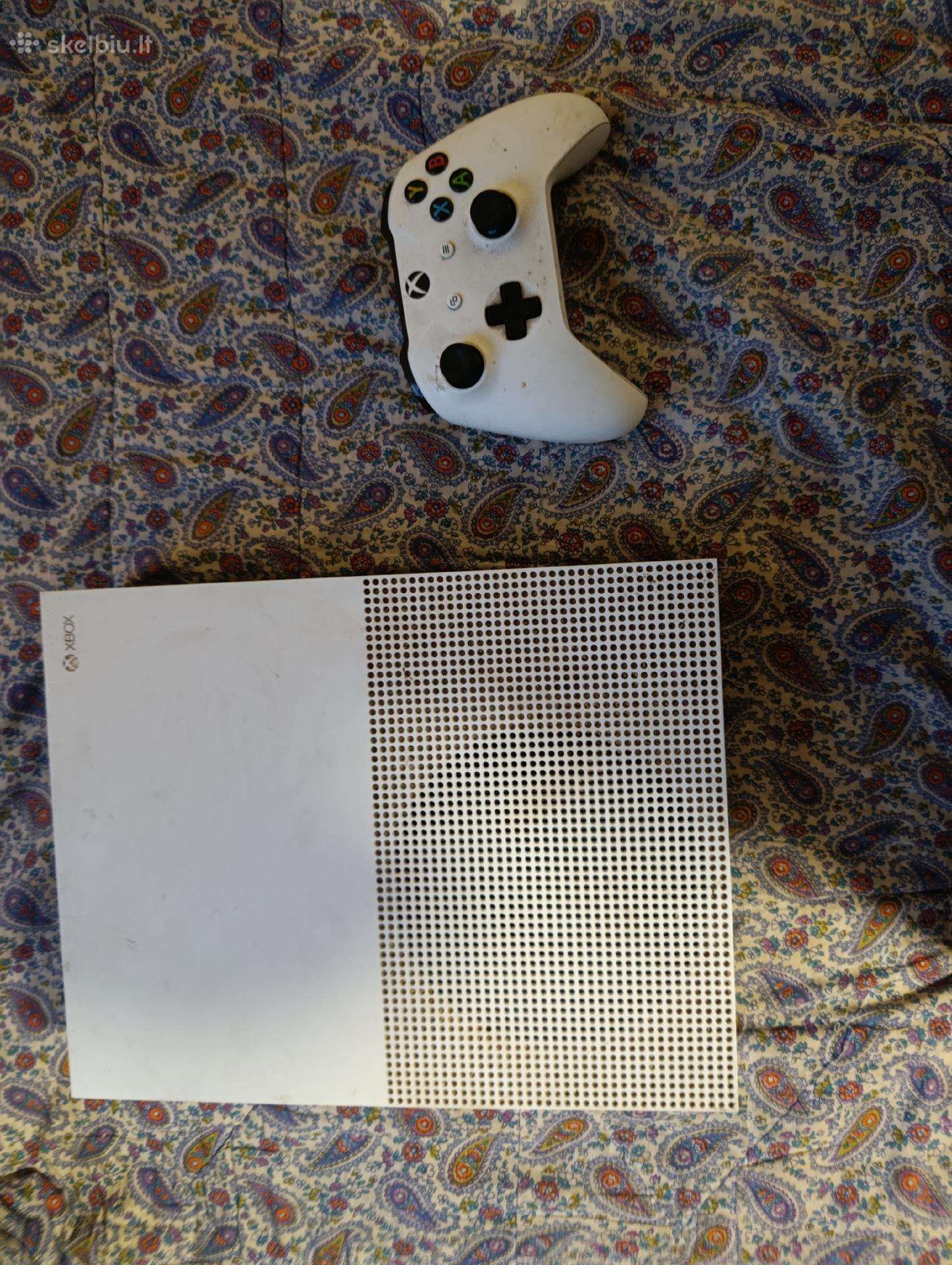 Xbox One S žaidimų konsolė su valdikliu.