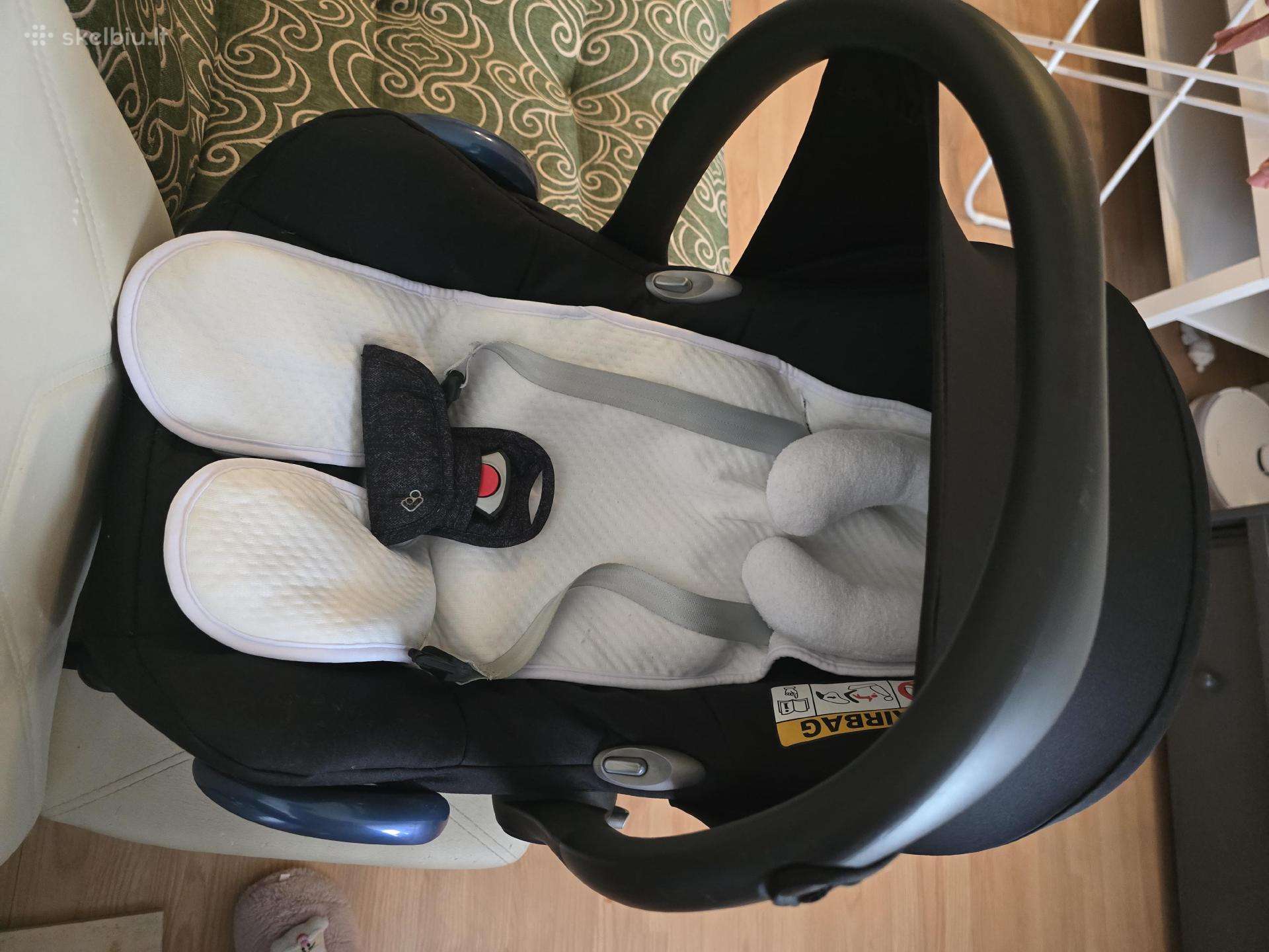 Automobilio sėdynė su pagrindu
