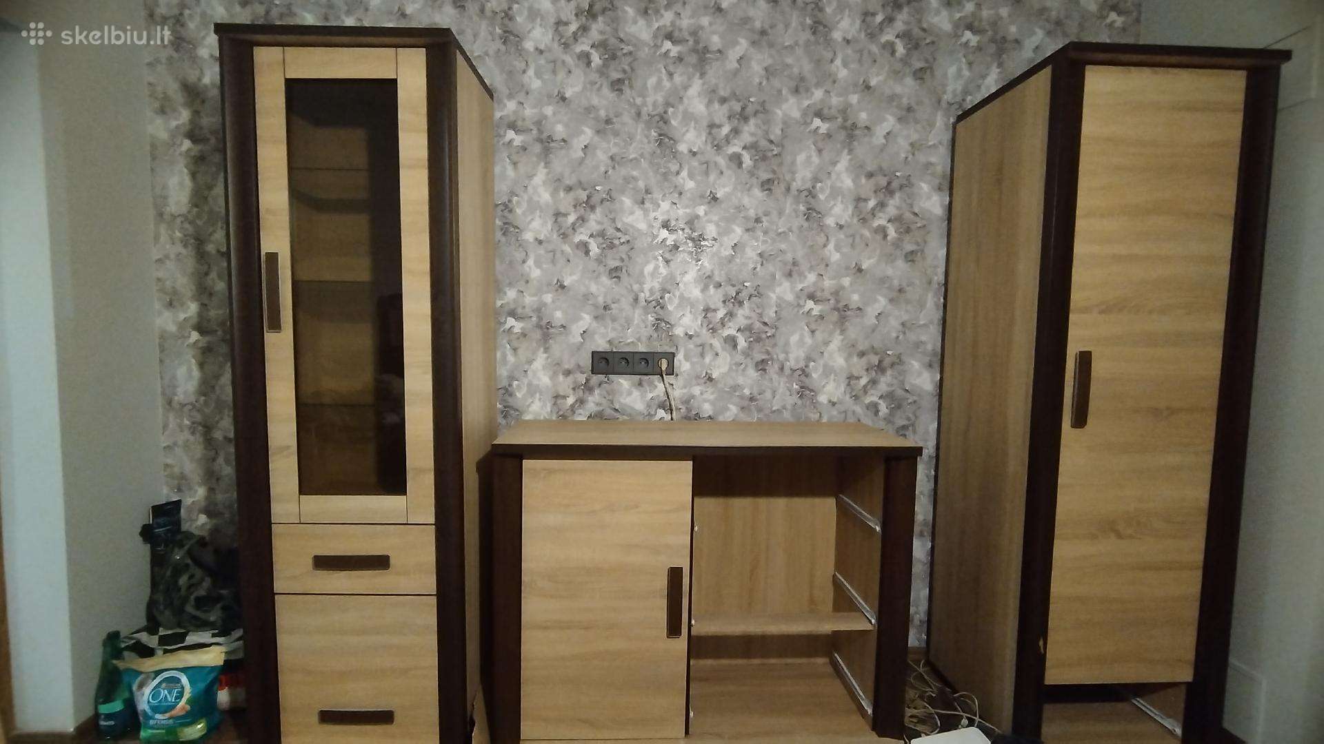 Komoda ir du penalai