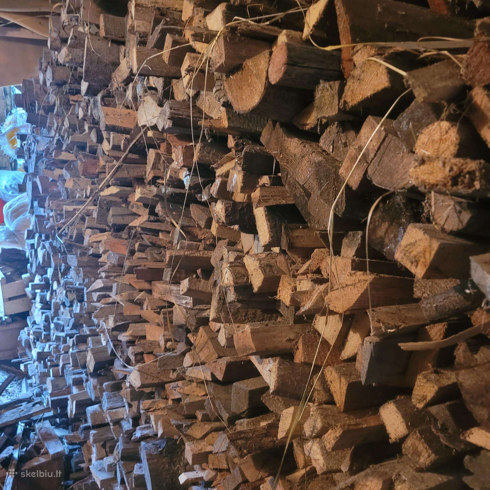 Parduodamos malkos - storesnės medienos atraižos.