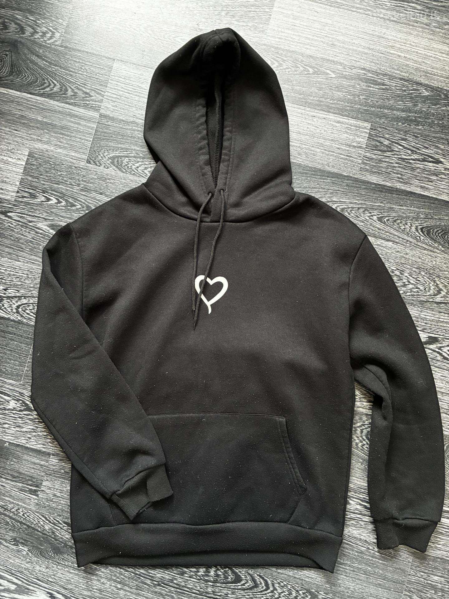 Juodas džemperis su gobtuvu ir širdele / Hoodie