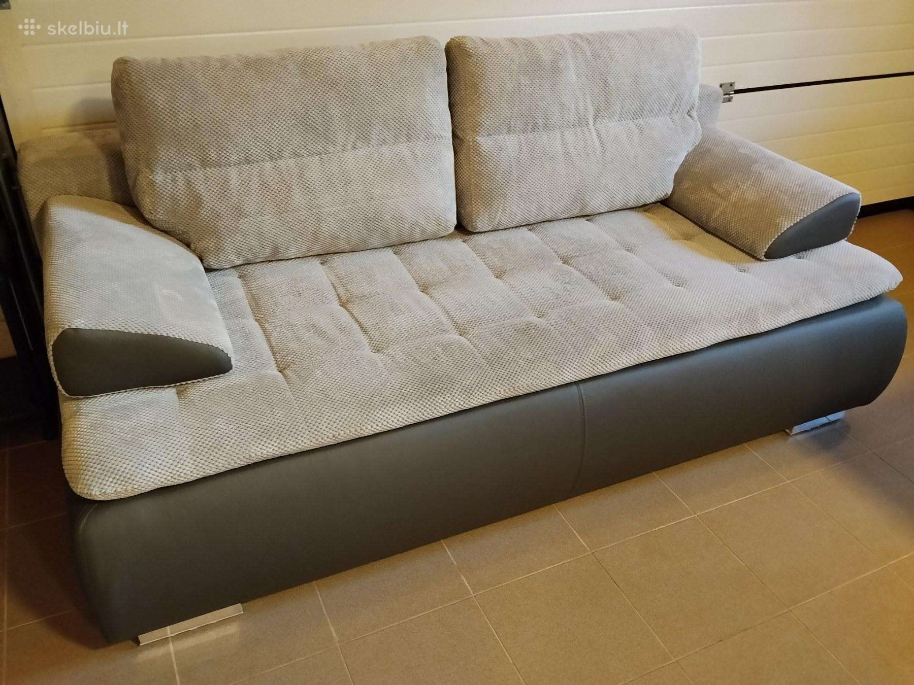 Sofa lova su patalynes deze mazai naudoda