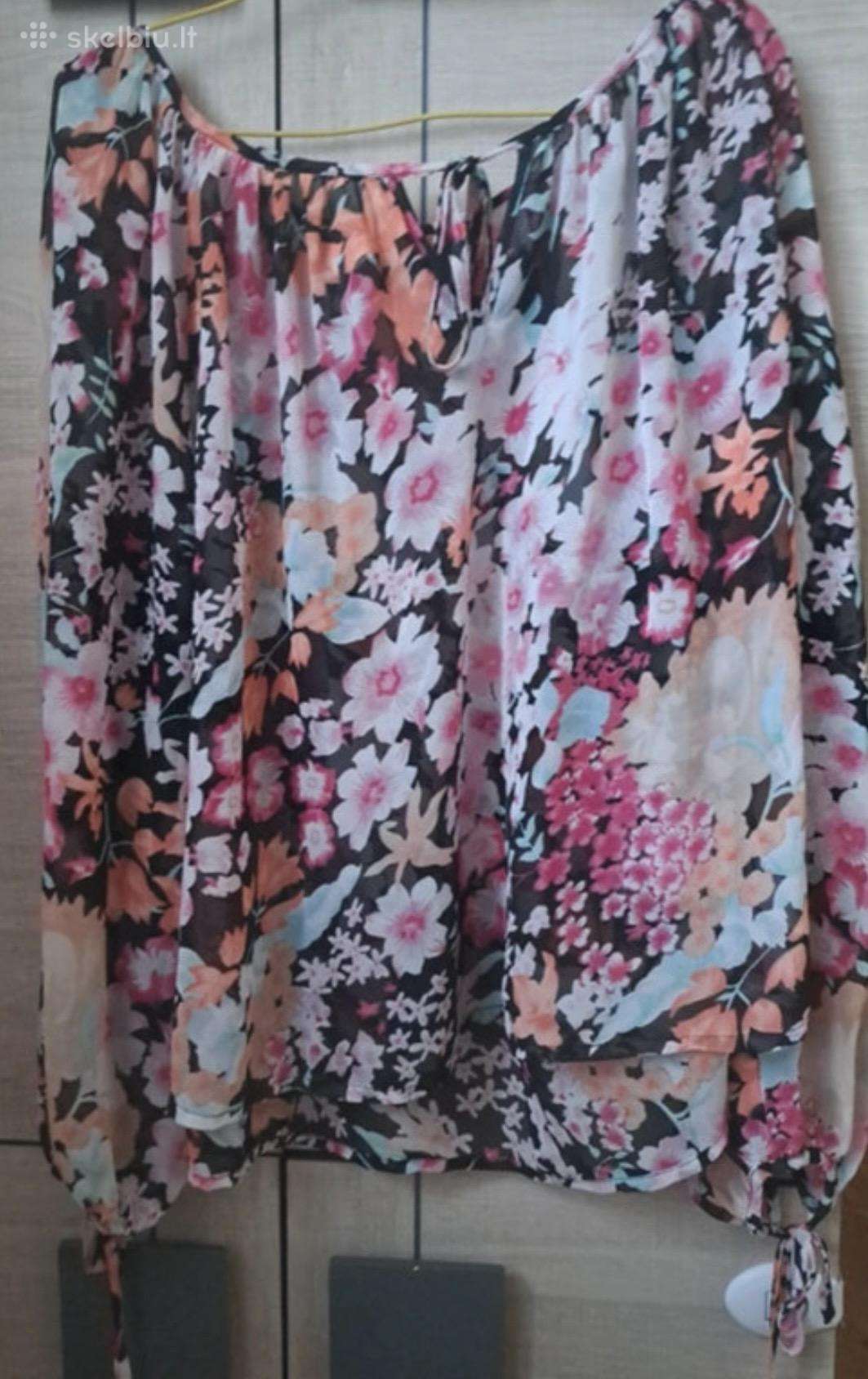 Lengva gėlėta palaidinė