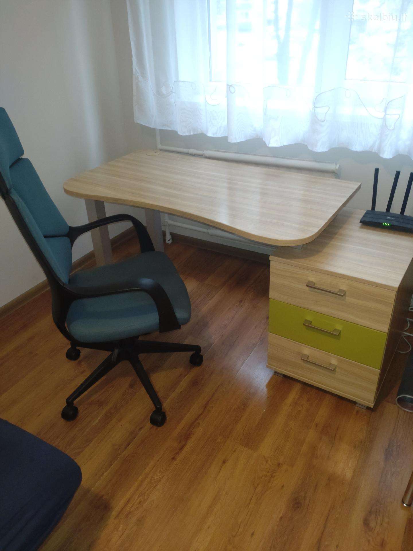 Rašomas stalas su kede