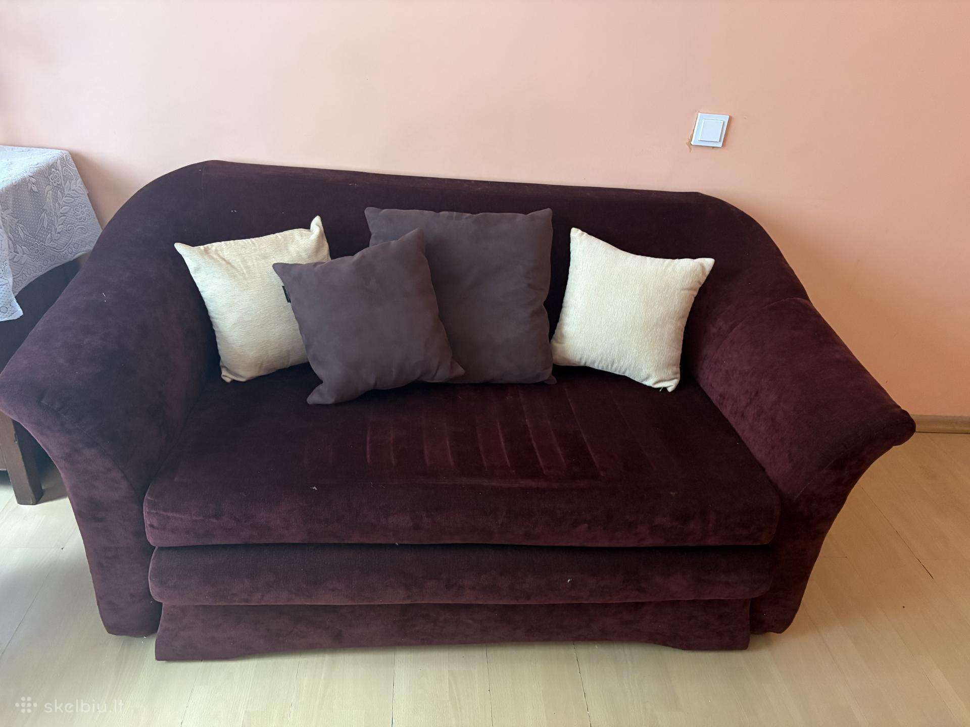 Dovanojama sofa su miegojimo funkcija
