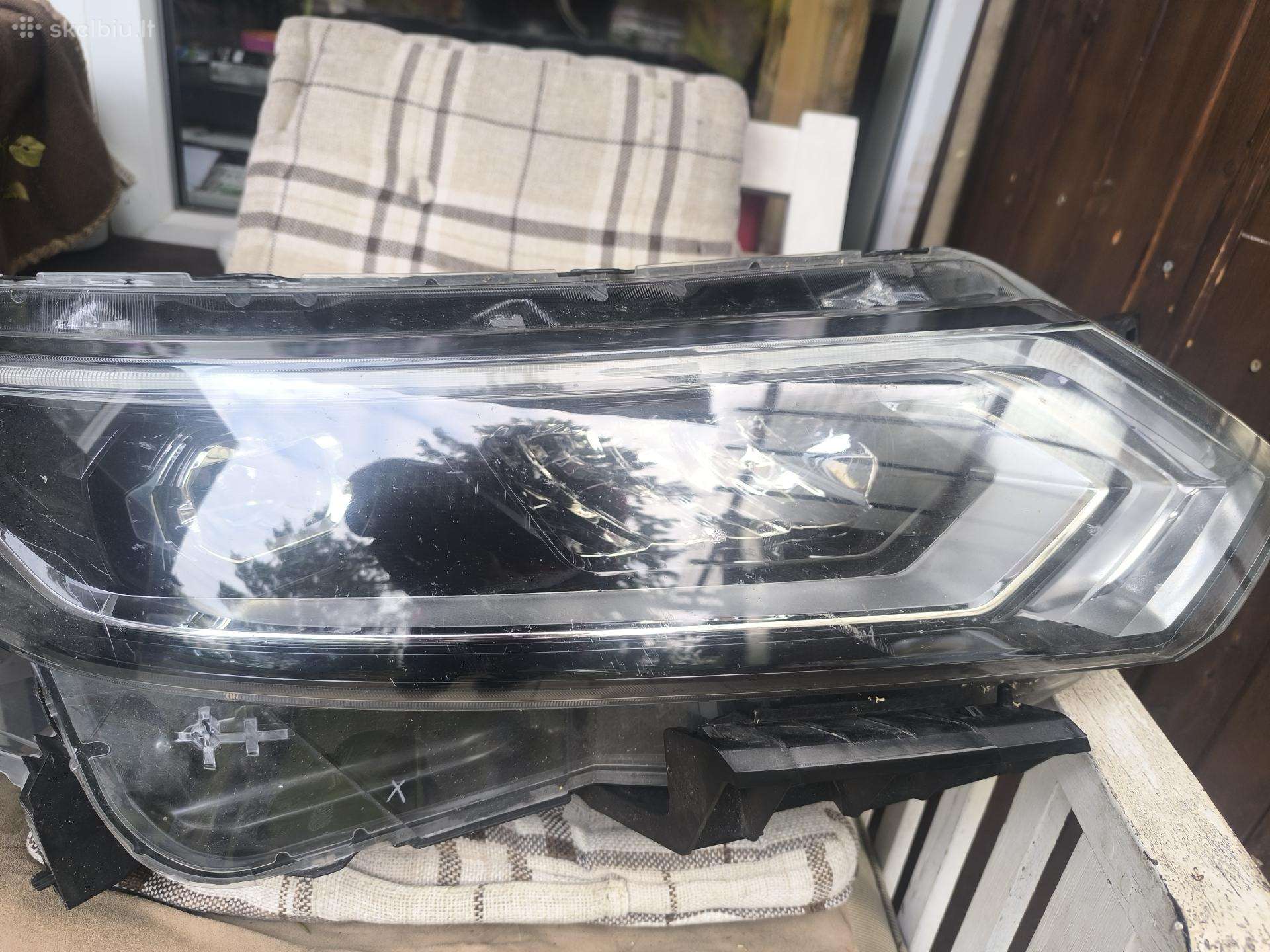 Nissan Priekinis dešinys žibintas LED