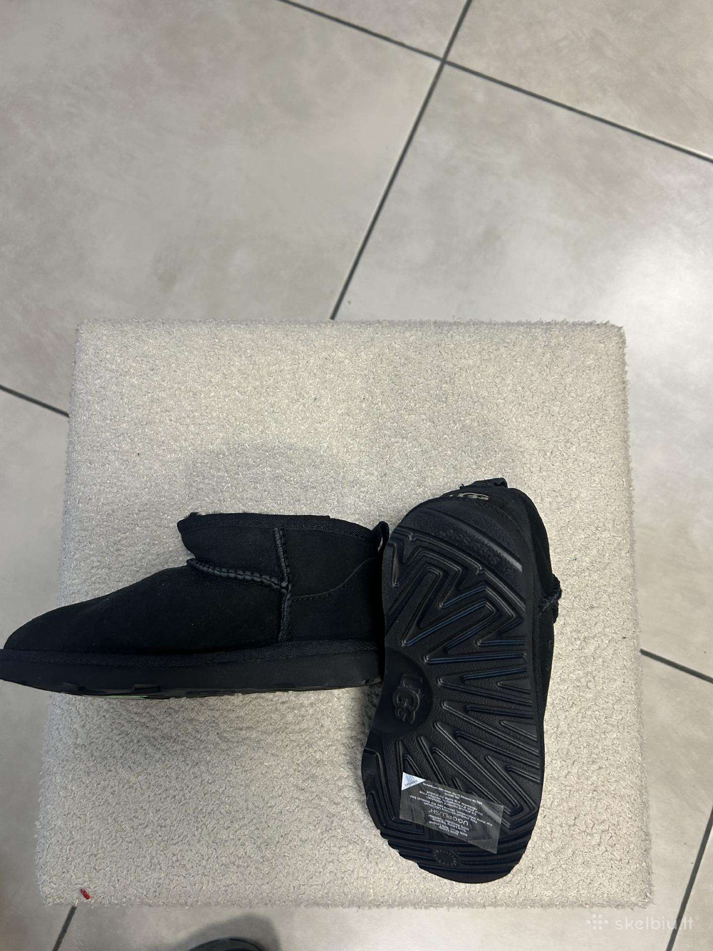 Ugg Classic Mini II juodi zomšiniai vaikiski