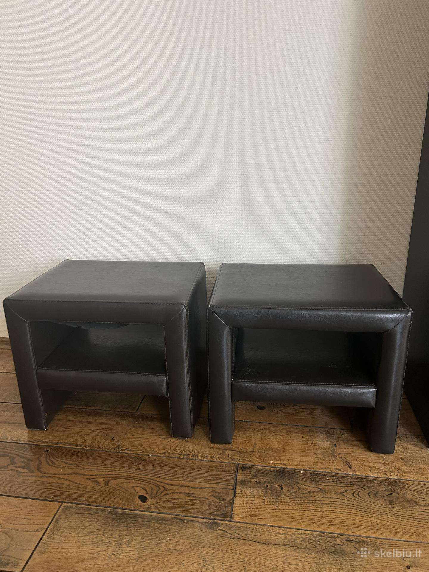 2 staliukai prie lovos