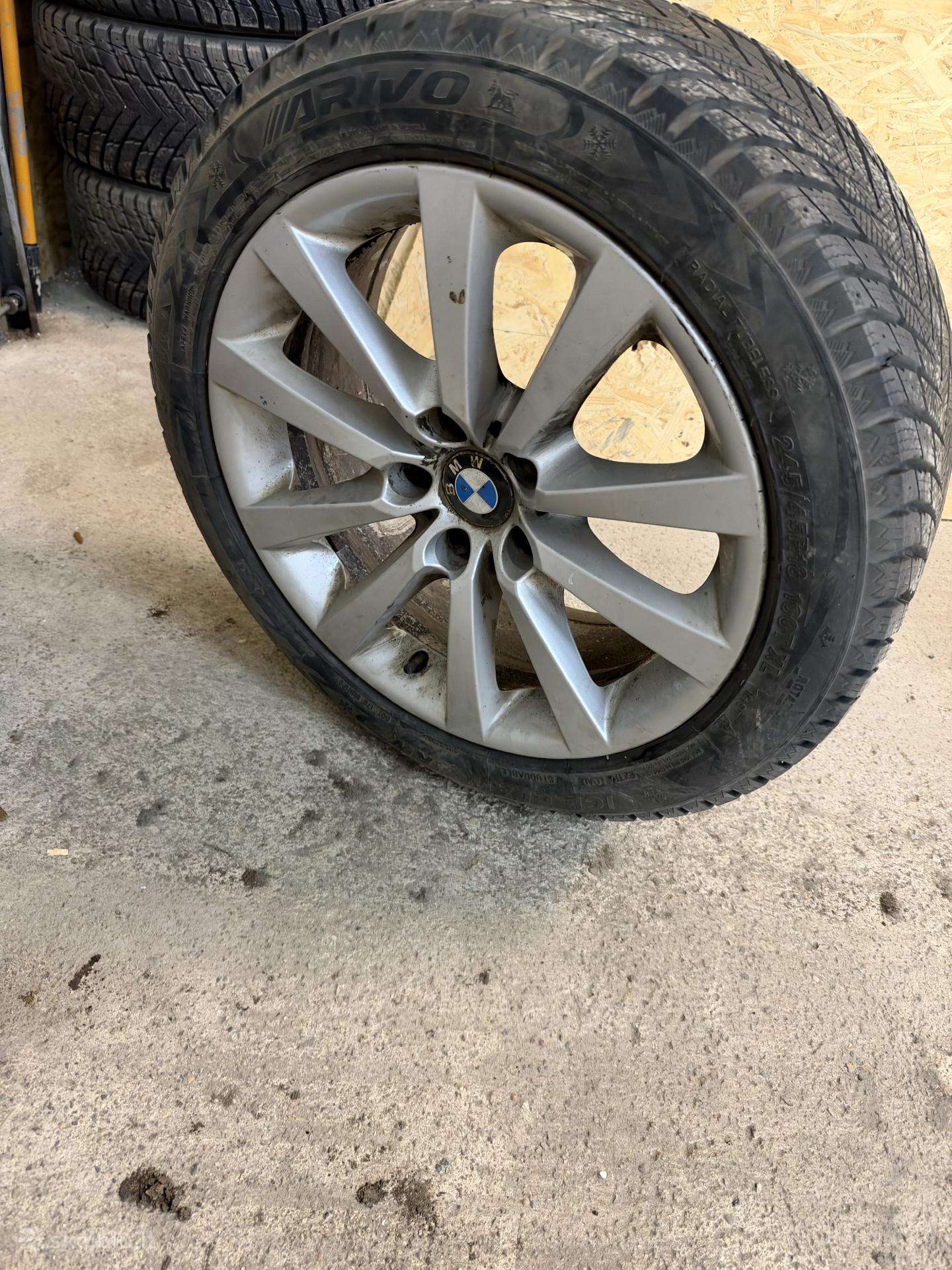 Bmw 530 F10, 18, ratlankiai su žeminem padangom