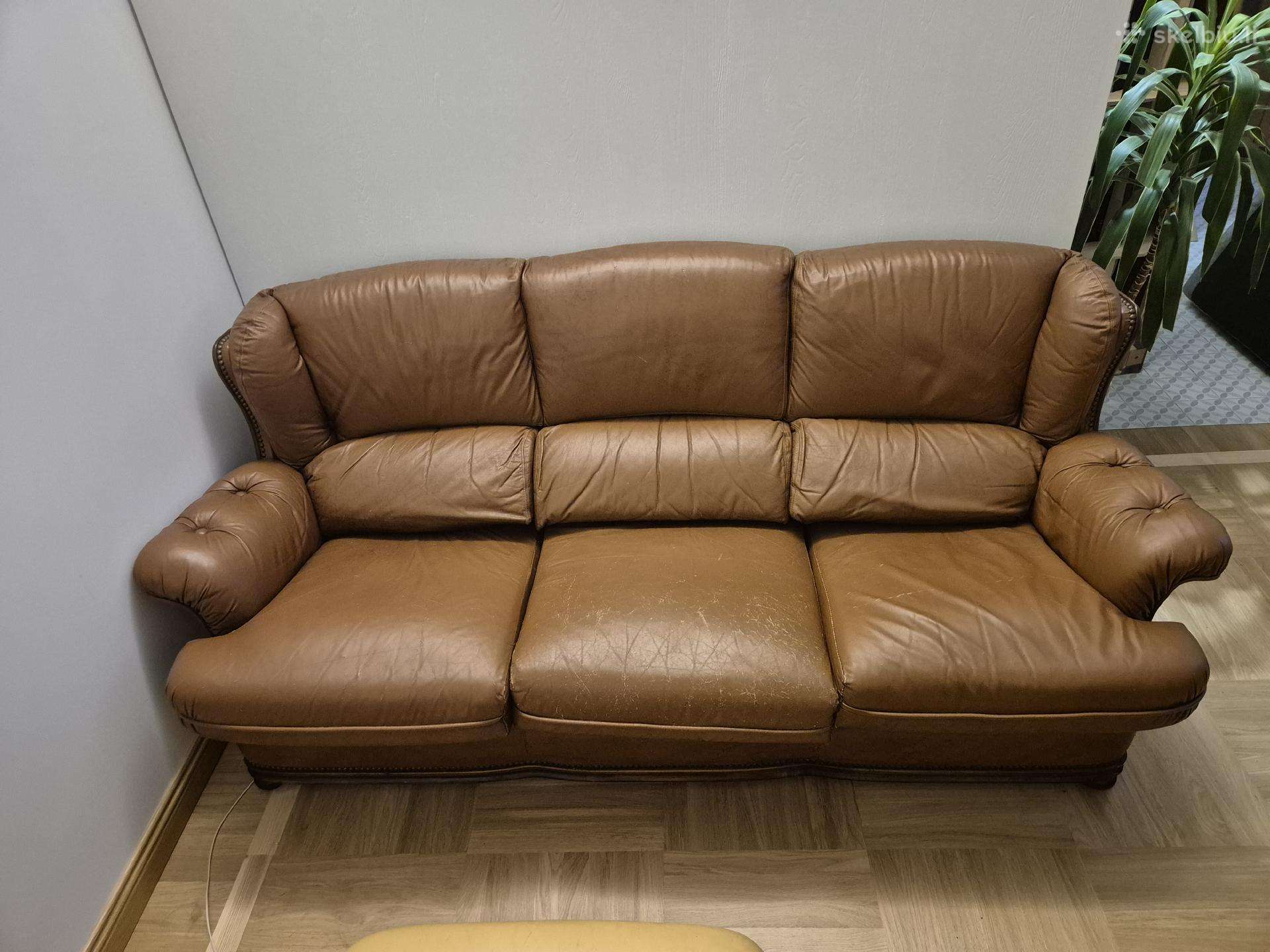 Odinė sofa ir pufas