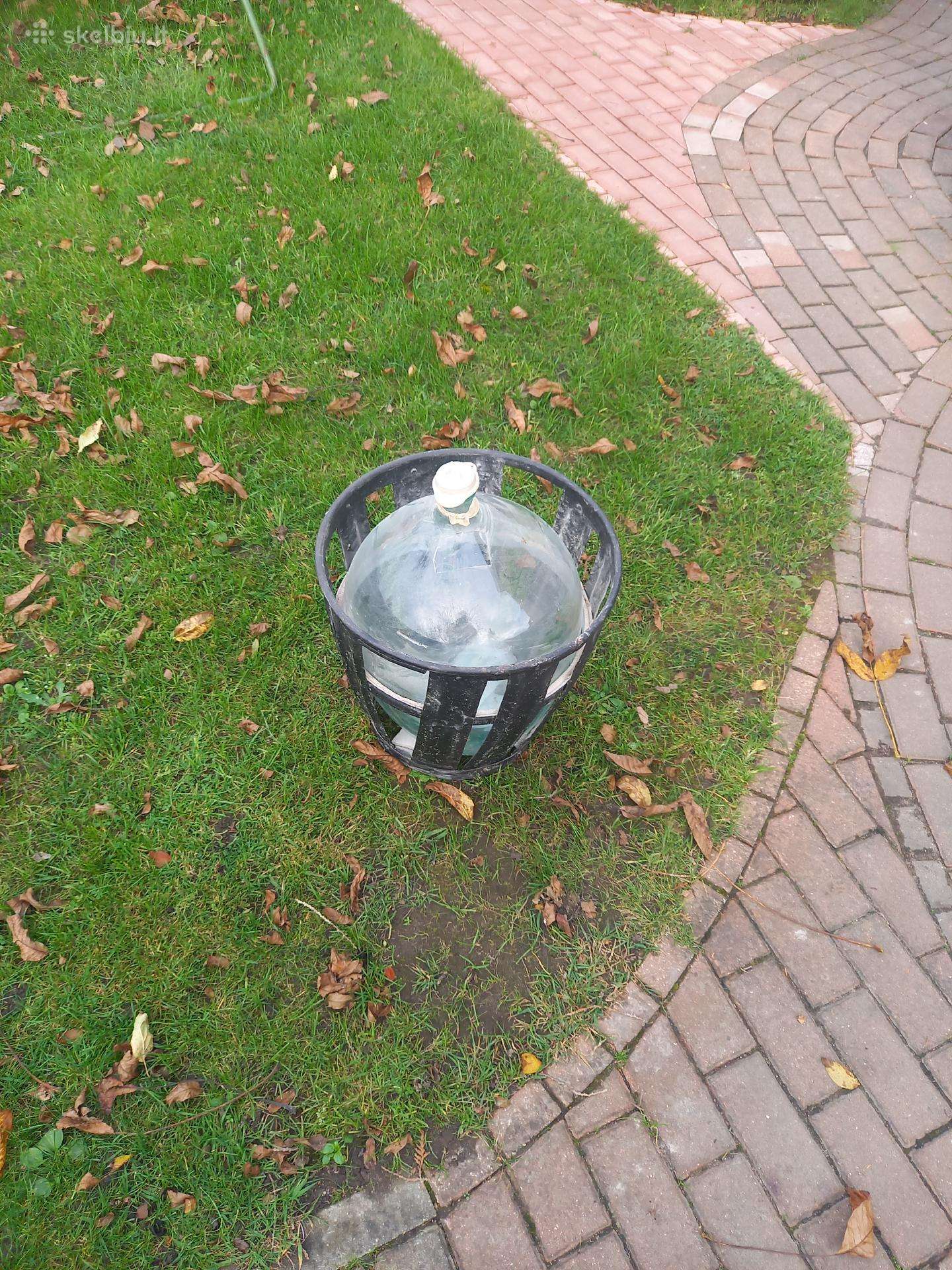 Butelis metaliniame krepšyje
