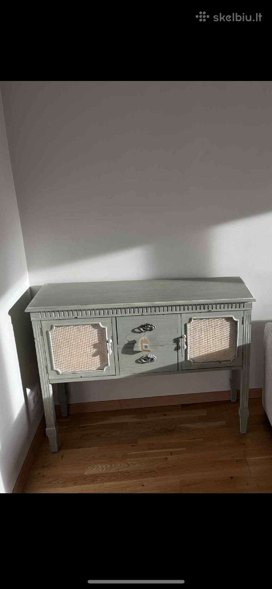 Konsolė spintelė