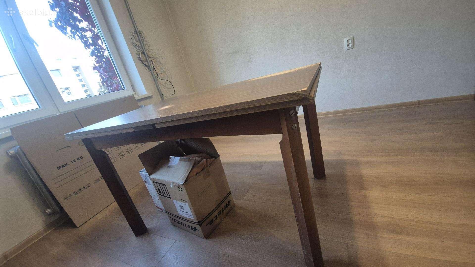 Atiduodamas iškleidžiamas stalas.