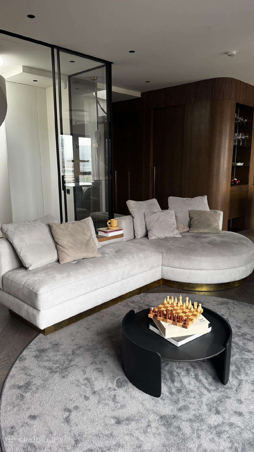 Išskirtinė 3 m „minotti“ stiliaus sofa