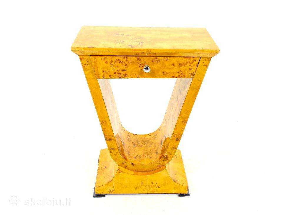Art deco stiliaus riešutmedžio spintelė