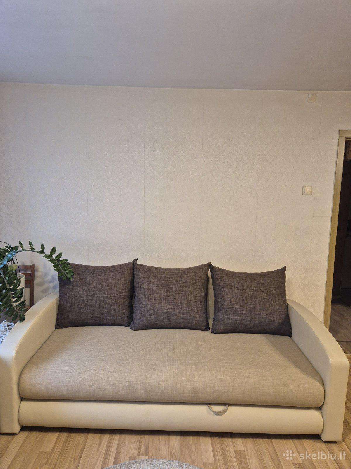 Parduodama sofa su miegama dalimi