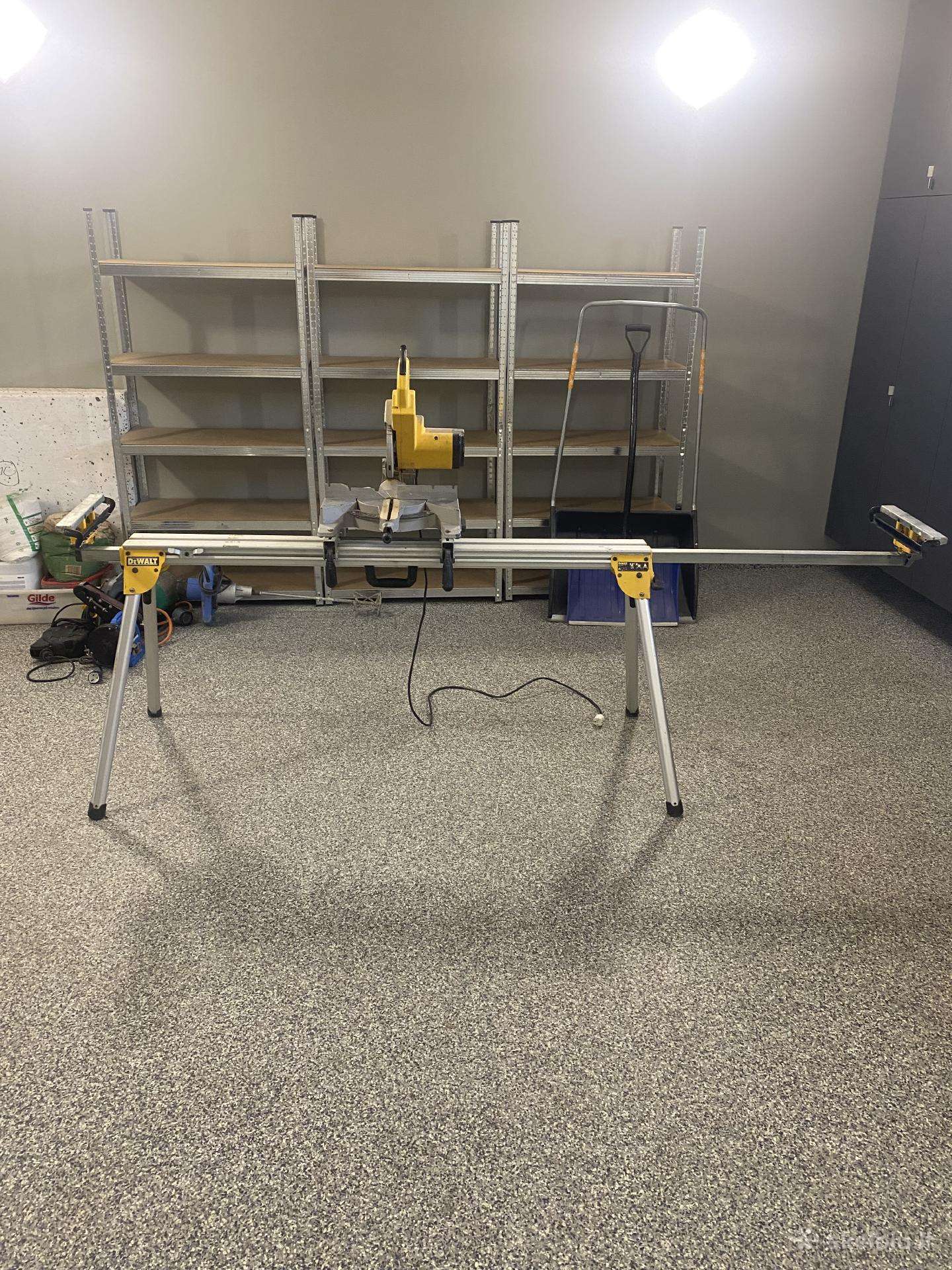 Dewalt stalas su skersinio pjovimo pjūklu