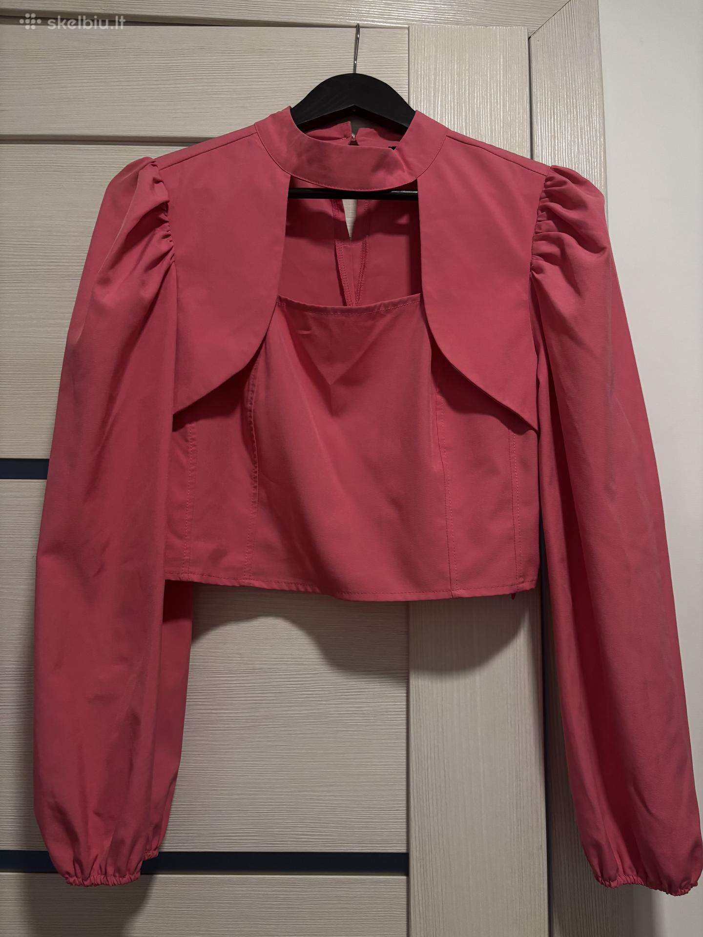 Rožinė crop top palaidinė su iškirpte