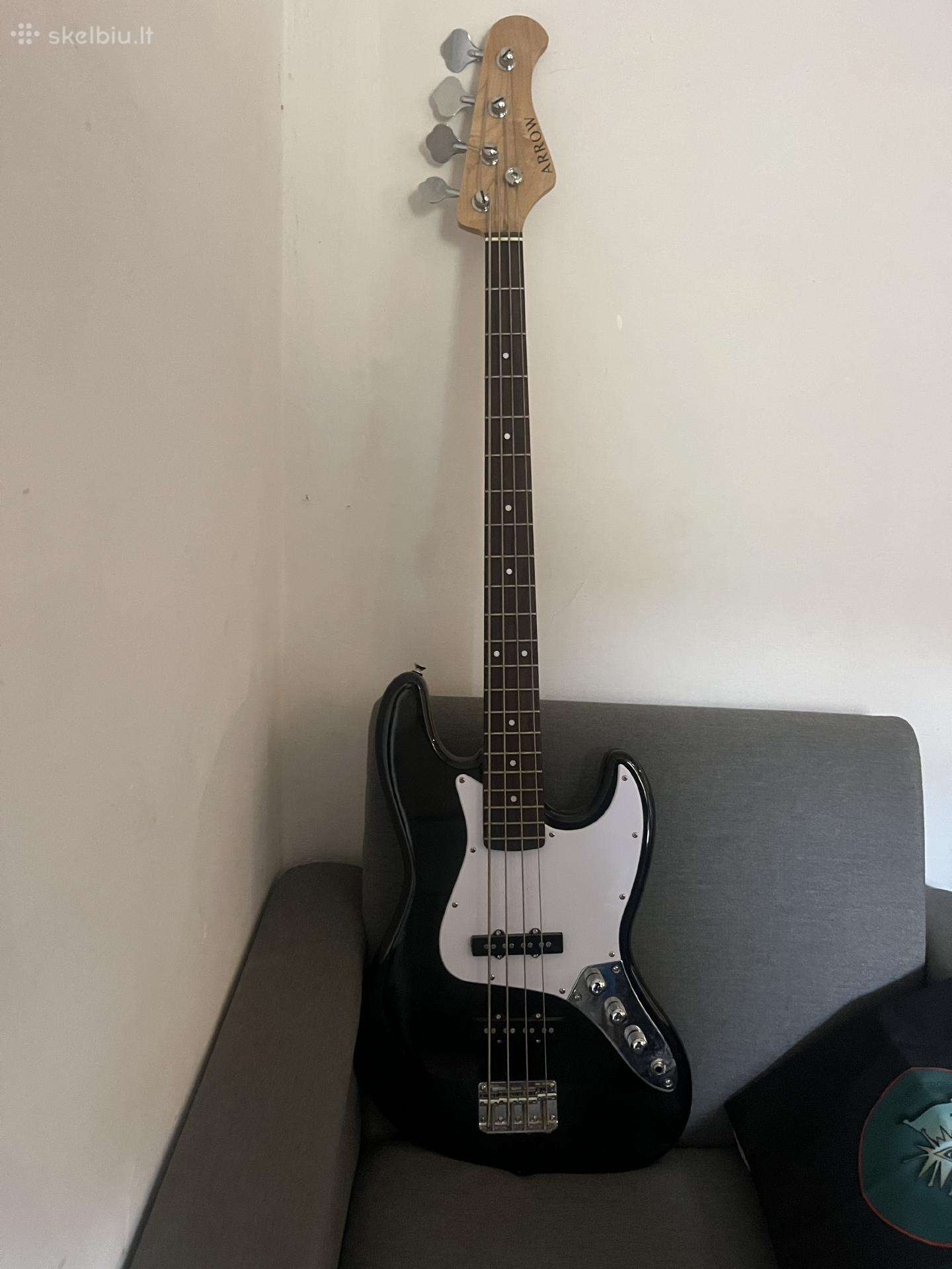 Bosinė gitara “arrow