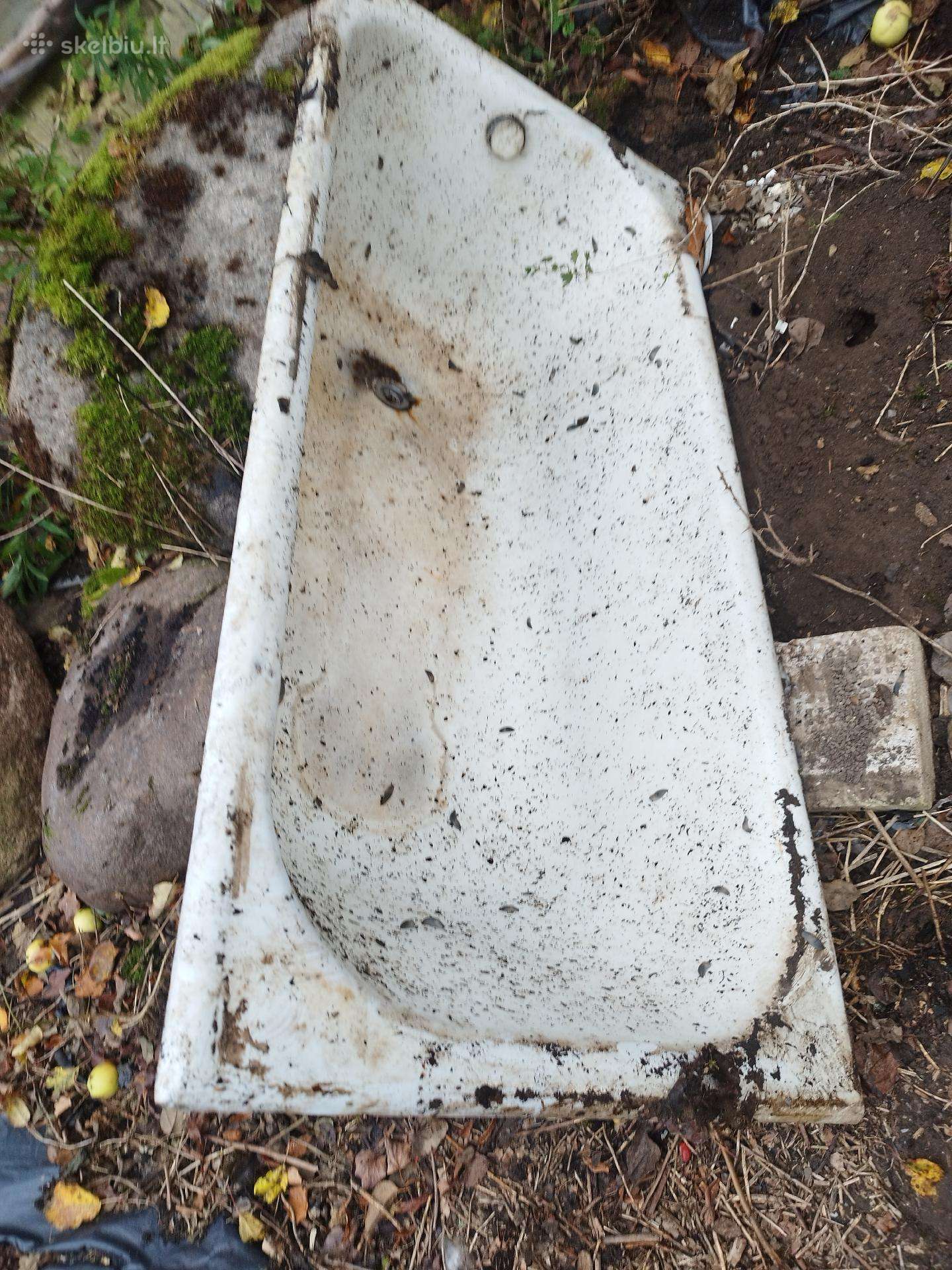 Ketaus vonia senoviška apvaliais kampais