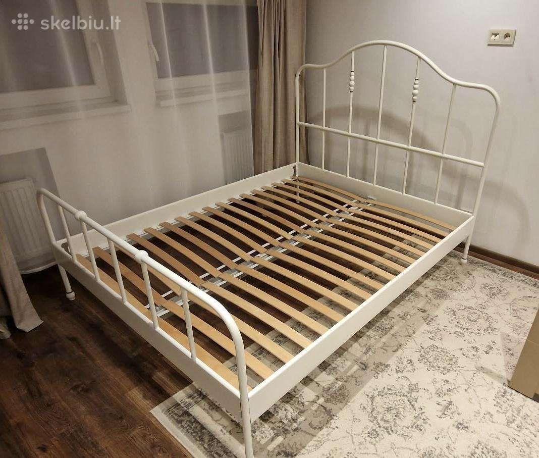 Lova metaliniu rėmu su grotelėmis