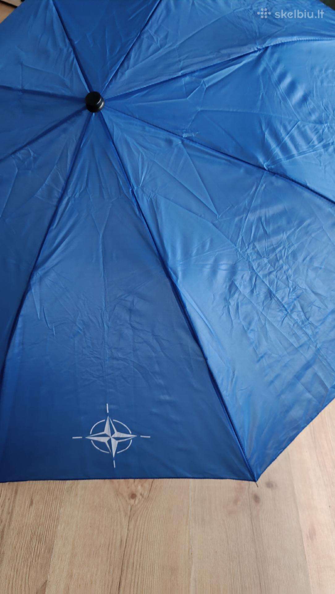 Skėtis su Nato vėliava