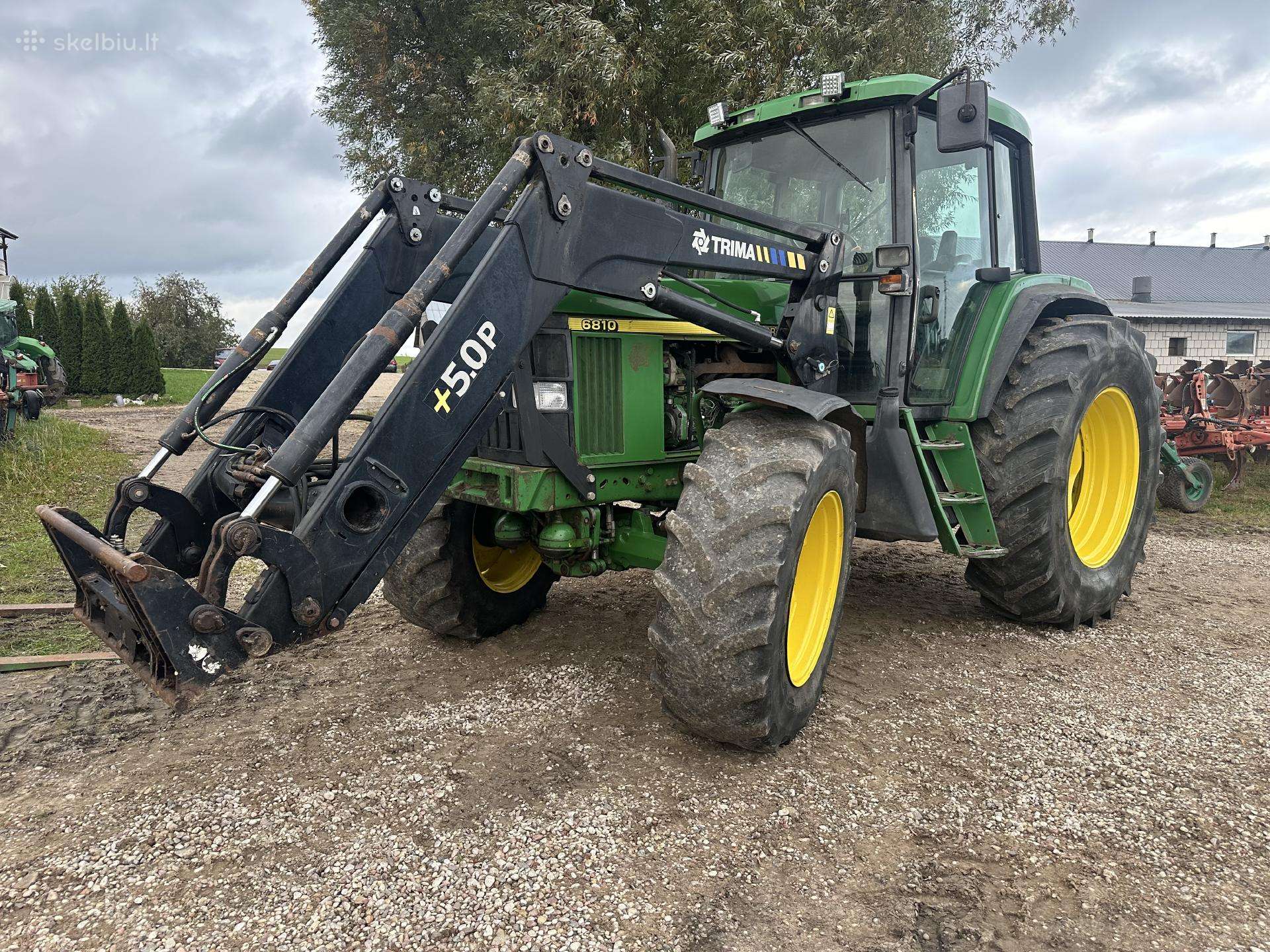 Traktorius john deere 6810 su krautuvu