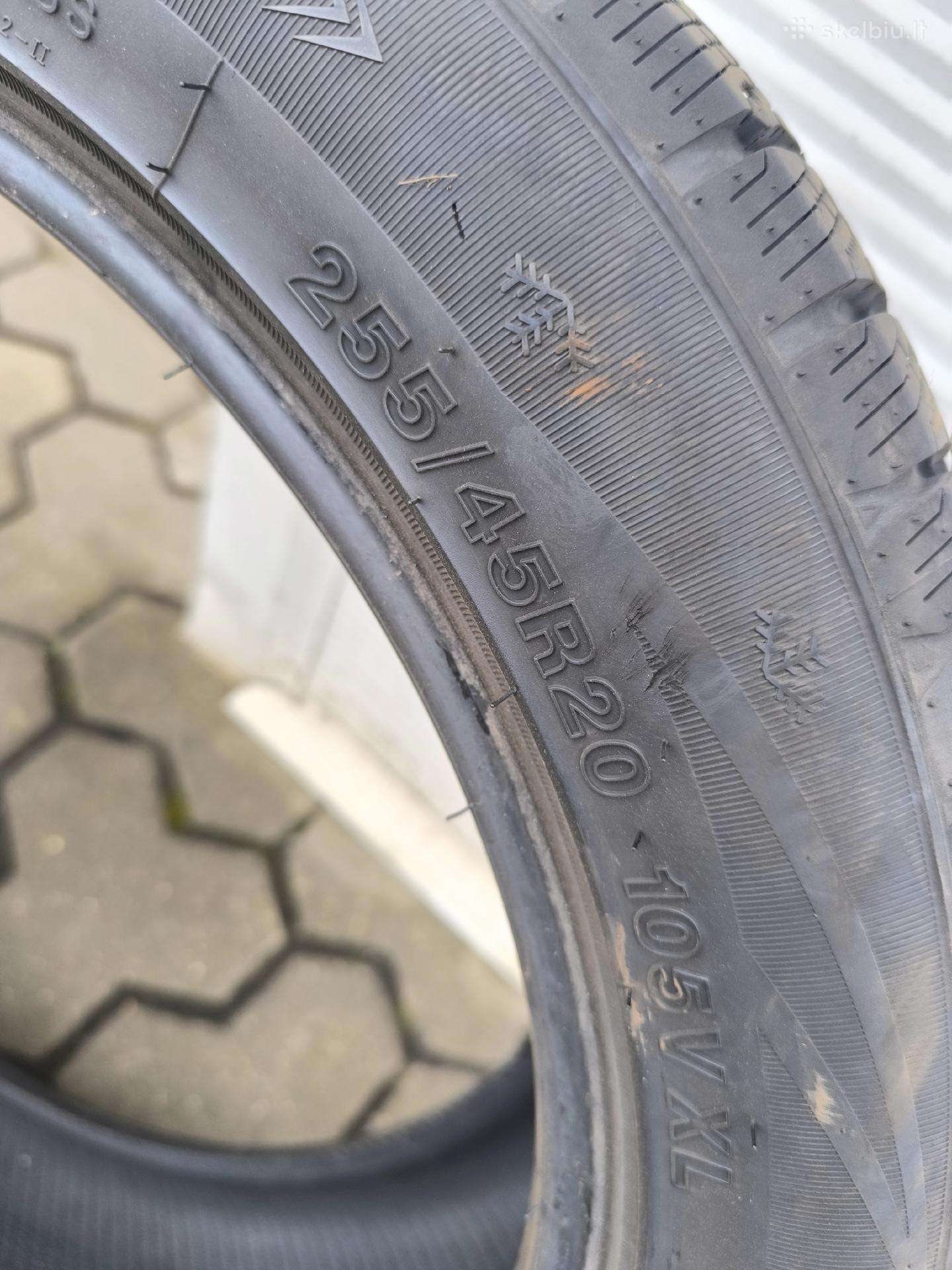 Parduodamos žieminės 255/45 R20 XL padangos