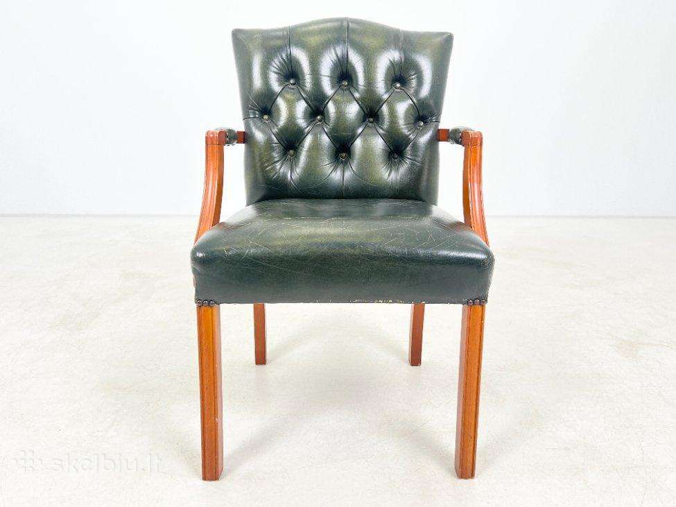 Chesterfield riešutmedžio krėslas