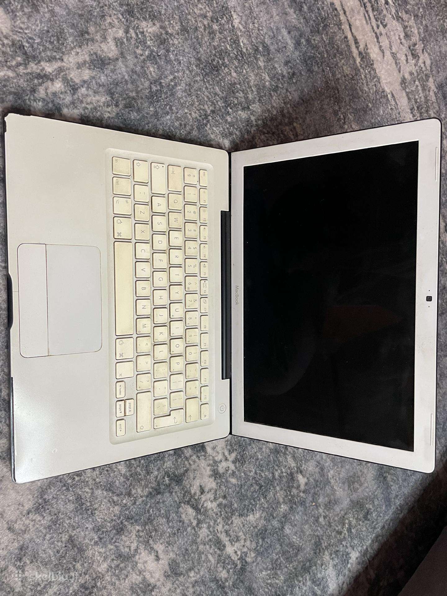 Parduodamas apple MacBook su acme CD-r disku