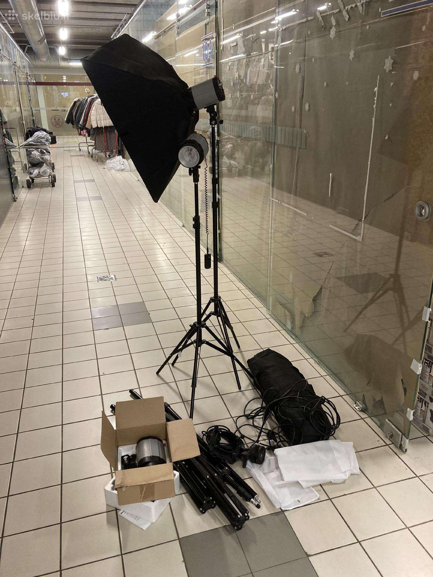 3 studijinės foto blykstės su stovais ir sofboxai