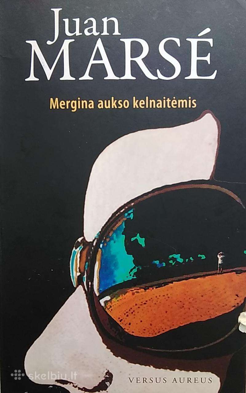 Mergina aukso kelnaitėmis