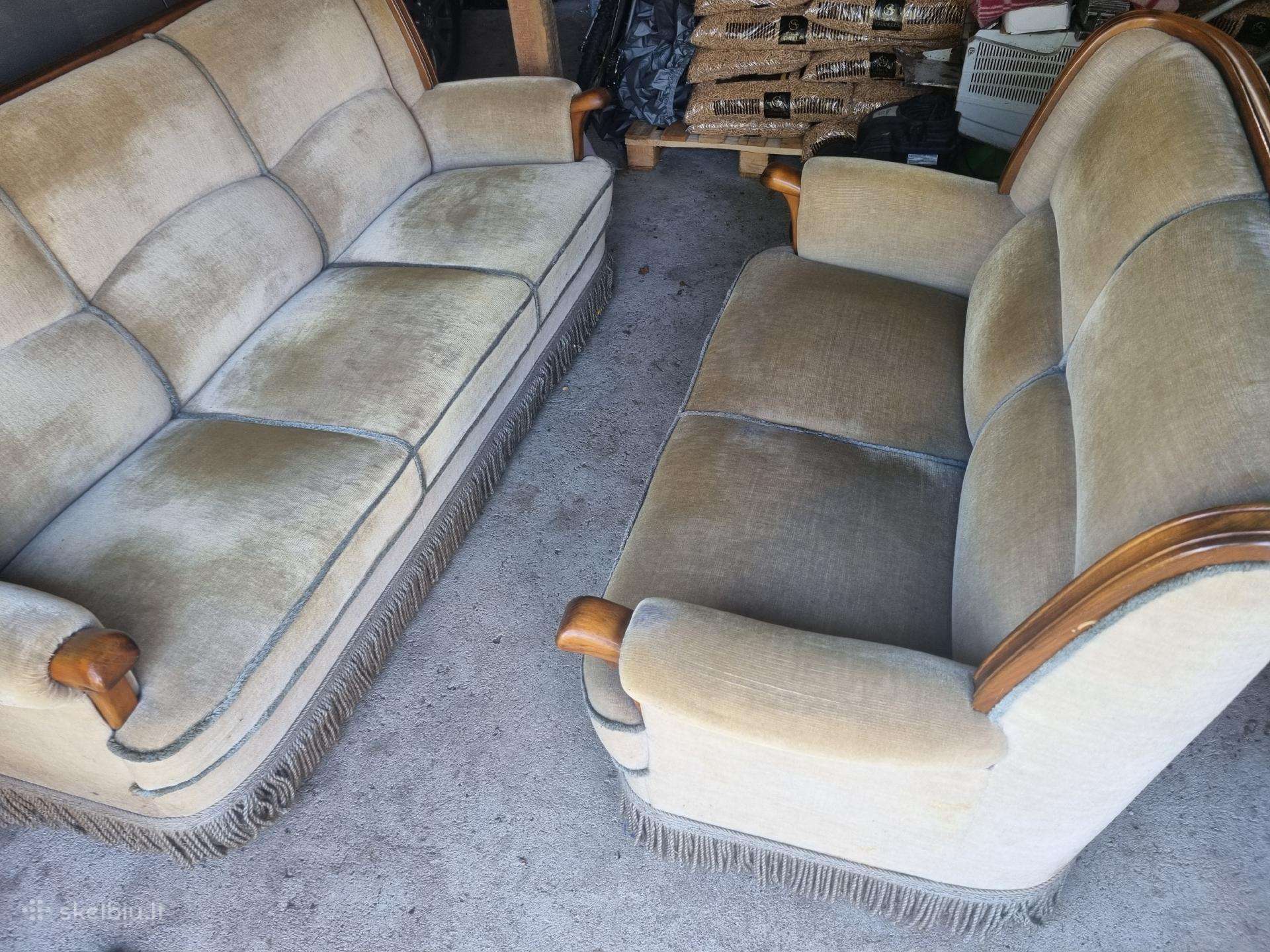 Dovanojam trijų ir dviejų sėdimų vietų sofas.