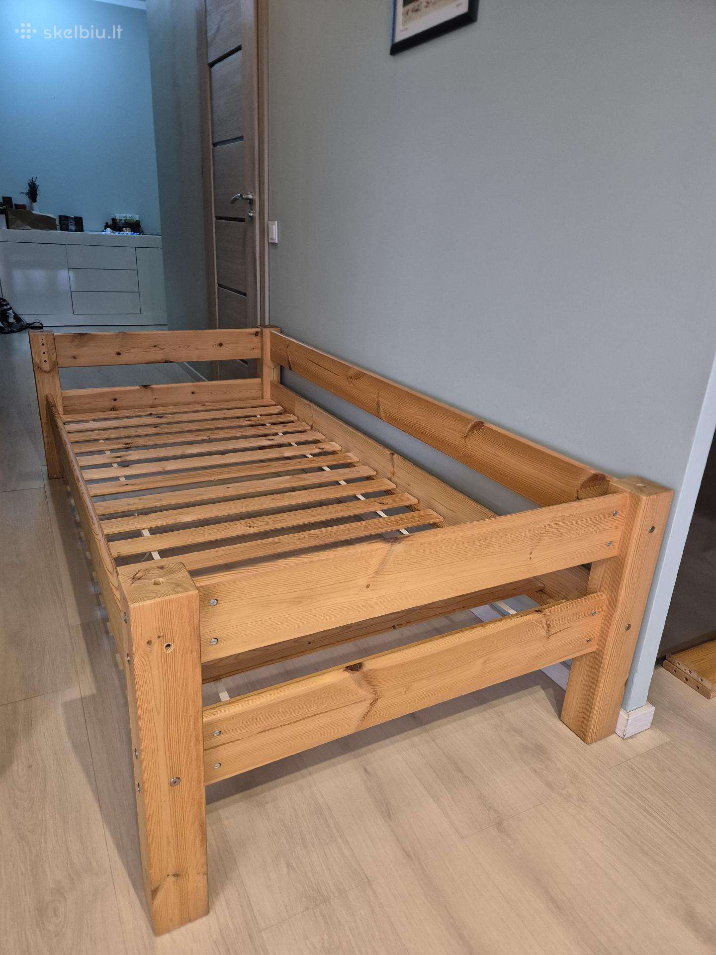Lova medinė viengulė