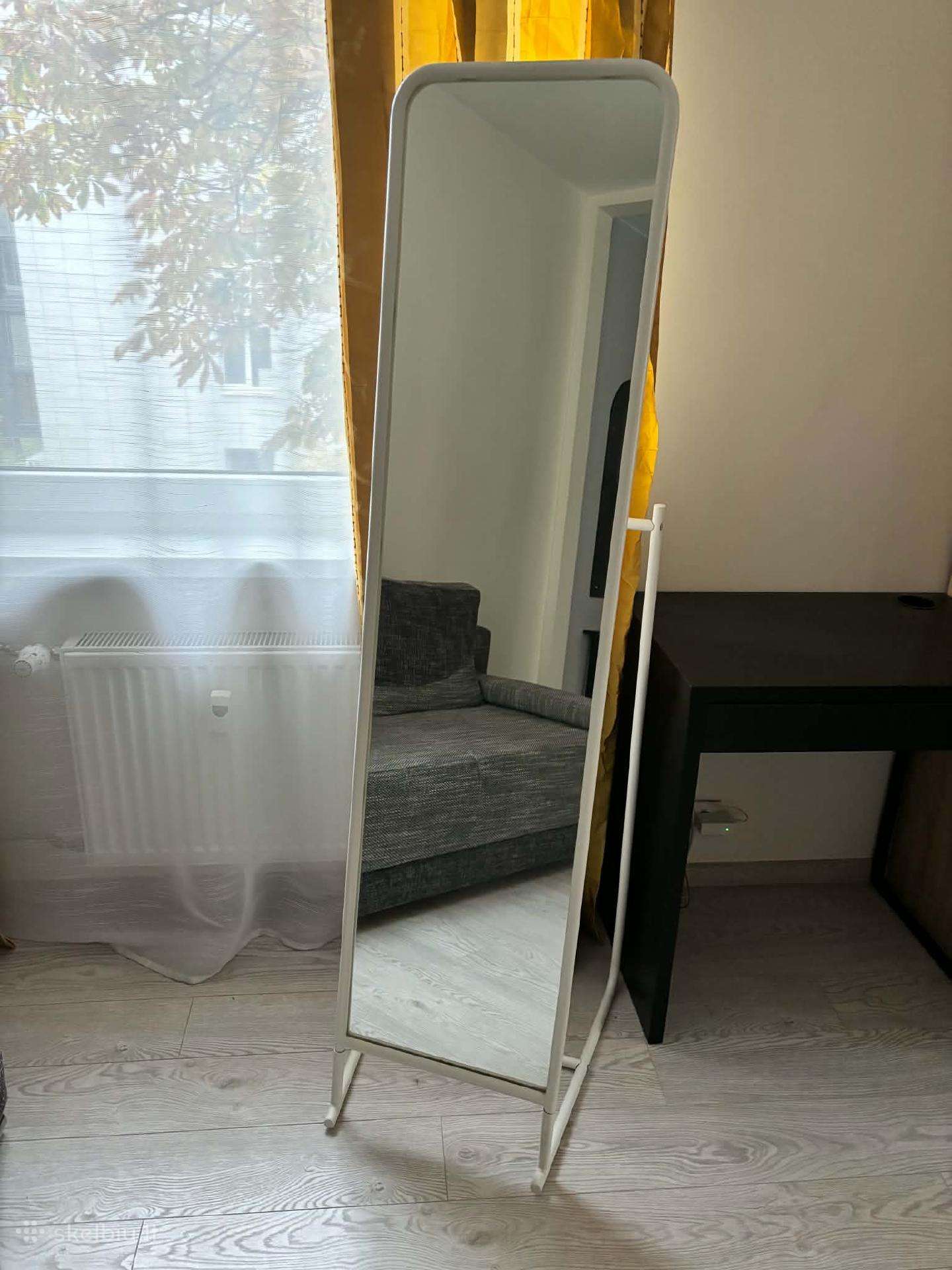 Ikea pastatomas veidrodis