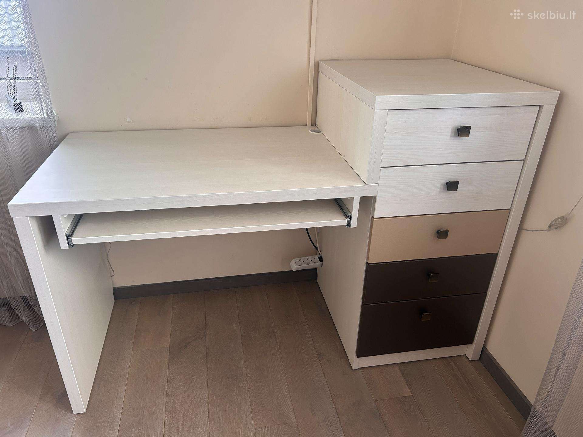 Rašomas stalas