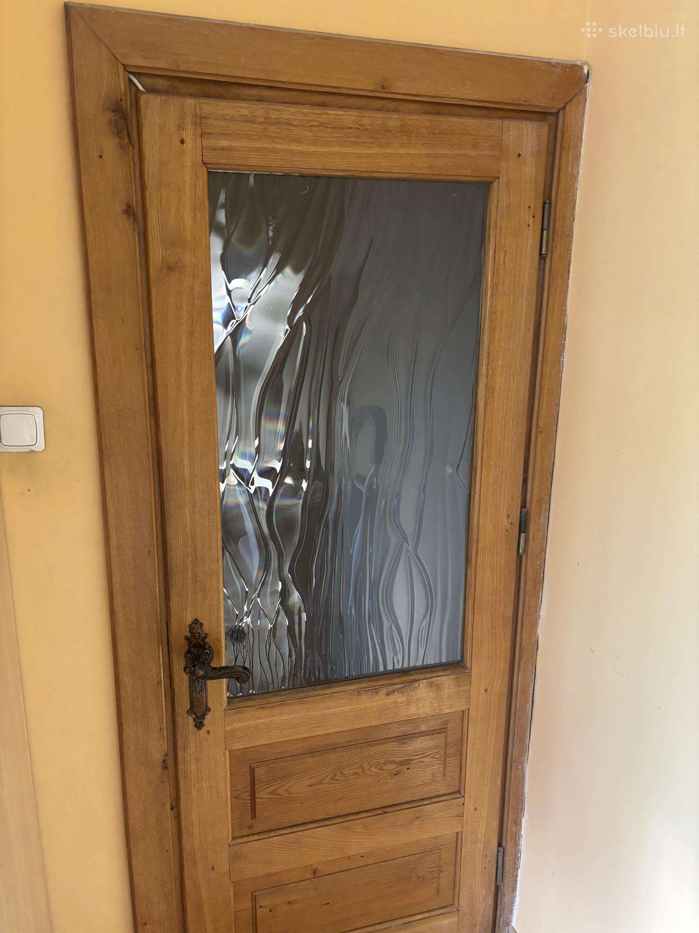 Ažuolo masyvo durys su stakta